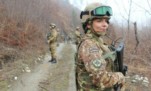 Zyrtarja e lartë e NATO s  Angazhimi ynë për Kosovën mbetet i palëkundur  aleatët presin rezultate konkrete nga dialogu
